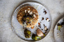 Tarta de tres quesos con brócoli y almendras